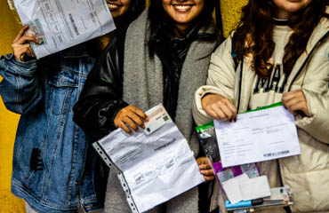 Postulantes muestran sus tarjetas de identificación previo a la PAES